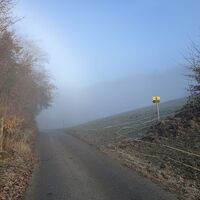 Hier dann rechts rauf (Wegweiser "Waidach"). Achtung GPS/Karte passen hier nicht ganz zusammen -- lag offenbar am Nebel oder an sonstwas