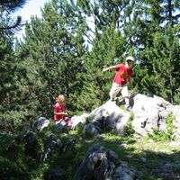 Kinder auf Felsen