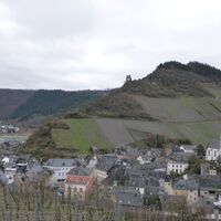 Blick aus der Weinlage Taubenhaus auf den Stadtteil Trarbach mit Rathaus, Evangelischer Kirche und der Ruine Grevenburg