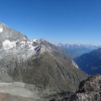 Aussicht ins Mattertal mit dem Weisshorn (4'505 m)  auf der linken Seite