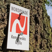 Markierungszeichen des NORDPFADES Kempowskis Idylle