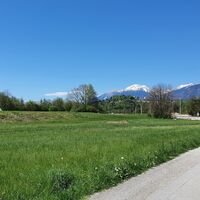 Radfahren entlang der Bahnlinie nach dem Dorf Zaloše