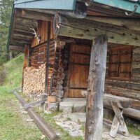 Die Pitzenhütte mit Bänkle und Tisch, gemütlicher Rastplatz beim Abstieg.
