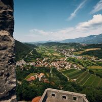 Blick von Burg Rihemberk zum Vipava-Tal.