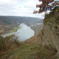 Felsen begleiten den Weg von Starkenburg nach Enkirch: Blick auf die Enkircher Staustufe