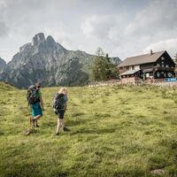Mödlingerhütte mit Reichenstein im Hintergrund