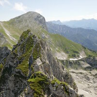 nach der Steilstufe und dem Band der Rückblick - der Grat ist deutlich ausgesetzter als die Wegstrecke zuvor