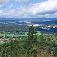 Reinsberge, Kleinbreitenbach, Blick zum Thüringer Wald