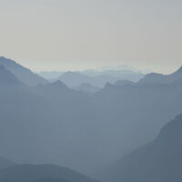 ganz am Horizont der Dachstein, rechts markant der Große Hundstod