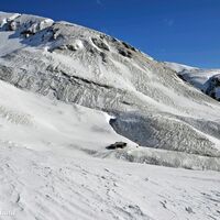 Der Schnee knirscht unter uns und so geht es weiter Bergauf.