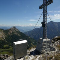 ein schönes Kreuz ziert den Gipfel