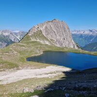 Kogelsee, rechts im Hintergrund die Hornbachkette