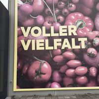 Am vorstädtischen Weiterweg kann man dann ein paar Schlenkerer zum Shoppen eintakten, hier zB in einer Großkonzern-Großfiliale..