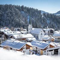 Scheffau_Ortsansicht_Kirche_Winter_Wilder Kaiser