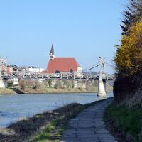 Die letzten Meter auf dem Treppelweg mit Blick auf die Länderbrücke und die Stadt Laufen.