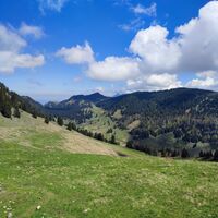 Blick vorbei an der Hochries zum Abereck und hinten zur Kampenwand