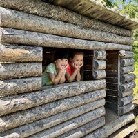 Kinder in der Holzhütte
