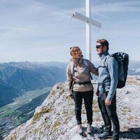 Wanderer am Ostgipfel der Hohen Munde