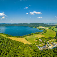 Luftbild vom Laacher See mit Maria Laach