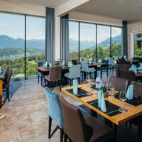 Innenansicht mit Panoramablick  Golfrestaurant „Nici's"