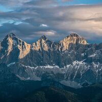 Die ersten Sonnenstrahlen erleuchten die Dachstein-Südwände