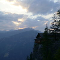 die schön gelegene Dolomitenhütte erreichen wir vor Sonnenuntergang