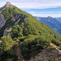 Im Vordergrund der Gratweg, weiter hinten der Litnisschrofen