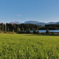 Der Kögelweiher mit Bergpanorama