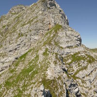 vom Gratturm steigen wir dann links ab, dann über eine Steilstufe rauf und rechts am Felsblock vorbei