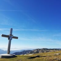 Gipfelkreuz am Schauerkogel mit Blick zum Schneealmplateau