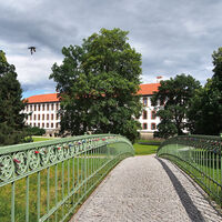Werra-Bogenbrücke am Schlosspark Meiningen zum Schloss Elisabethenburg