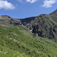 Das Heiligtum mit im Hintergrund der Bellavarda