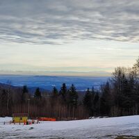 Blick vom Steinberglift zum Dachstein und Großen Priel im Toten Gebirge