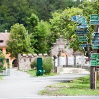Wegweiser am Schloss Wolfersdorf