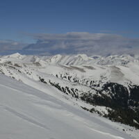 weiter im Norden ein paar harmlose Wolken
