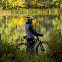 Am Pier von Hovattalampi können Sie die Landschaft bewundern und ein Bad nehmen.