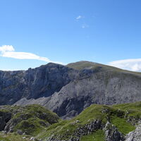 Blick zur Ringmauer, dahinter der Karlhochkogel