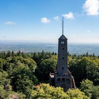 Bismarckturm bei Bad Dürkheim mit Blickrichtung Rheinebene