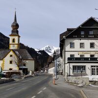 Die Pfarrkirche von Tweng und das Landhotel Postgut auf der rechten Seite.