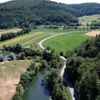Blick vom Teufelslochfelsen auf die Donau, zu Mühle und Ruine Dietfurt; im Hintergrund: Vilsingen