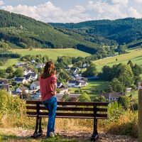 Ruhebank mit Panoramablick auf das Bundesgolddorf Oberhenneborn