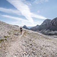 Trailrunnerin beim Torlauf auf einem Abschnitt des King Dachstein Trail