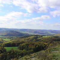 Ein Wanderer genießt die Aussicht auf dem Kammweg des Hörselberges bei Eisenach