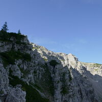 der Steig schlängelt sich unter den Felsen seitlich vorbei
