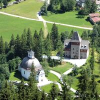 Das Jagdschloss Czernin und die nach den Plänen von Wolfgang Hagenauer erbaute Kirche in Böckstein.