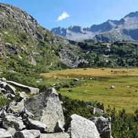 Torfmoor Lago di Macesso und Staumauer