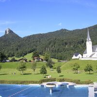 Warmfreibad Kreuth mit Kirche St. Leonhard und Leonhardstein