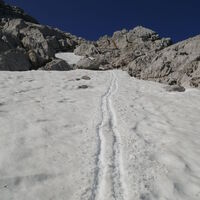 Abfahrt übers Schneefeld