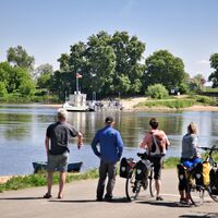 Radfahrende warten auf die Elbfähre Arneburg