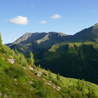 beim Abstieg steht die Sonne schon etwas tiefer, aber die Stimmung ist einmalig und nach circa einer Stunde erreichen wir die Hölzlerhütte